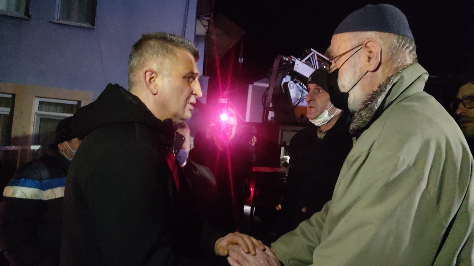 Alevlere teslim olan evinin söndürme çalışmalarını gözyaşlarıyla izledi KOCAELİ(İHA) – Kocaeli’nin Gölcük ilçesinde 2 katlı evin çatısında çıkan yangın paniğe sebep oldu. Evlerinin alevler içerisinde kaldığını gören ...