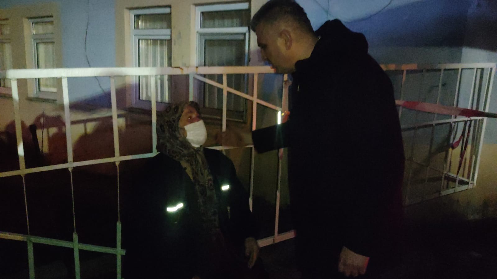 Alevlere teslim olan evinin söndürme çalışmalarını gözyaşlarıyla izledi KOCAELİ(İHA) – Kocaeli’nin Gölcük ilçesinde 2 katlı evin çatısında çıkan yangın paniğe sebep oldu. Evlerinin alevler içerisinde kaldığını gören ...