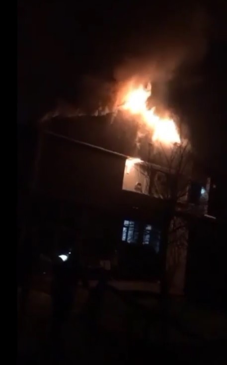 Alevlere teslim olan evinin söndürme çalışmalarını gözyaşlarıyla izledi KOCAELİ(İHA) – Kocaeli’nin Gölcük ilçesinde 2 katlı evin çatısında çıkan yangın paniğe sebep oldu. Evlerinin alevler içerisinde kaldığını gören ...