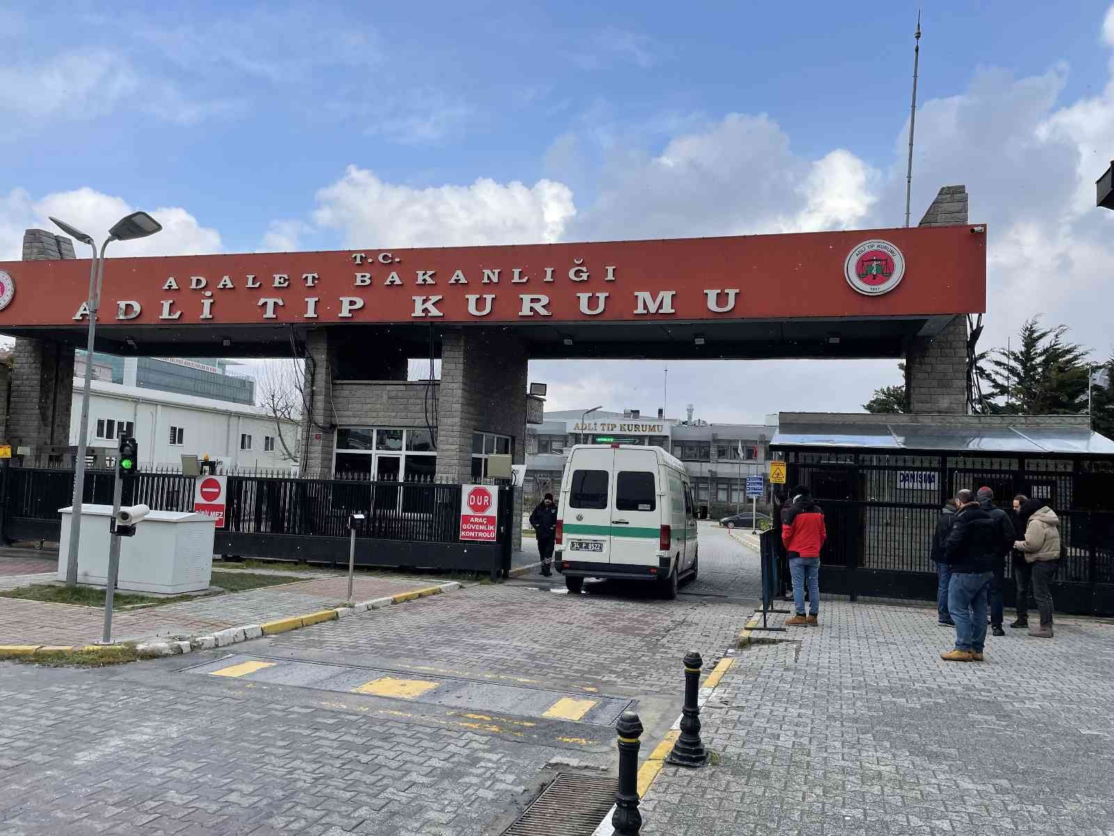 Alışveriş merkezinde öldürülen kadının cenazesi Adli Tıp Kurumu’ndan alındı Bakırköy’deki bir alışveriş merkezinde dün akşam saatlerinde tartıştığı erkek arkadaşı tarafından öldürülen Yağmur Sönmez’in cenazesi Adli Tıp ...