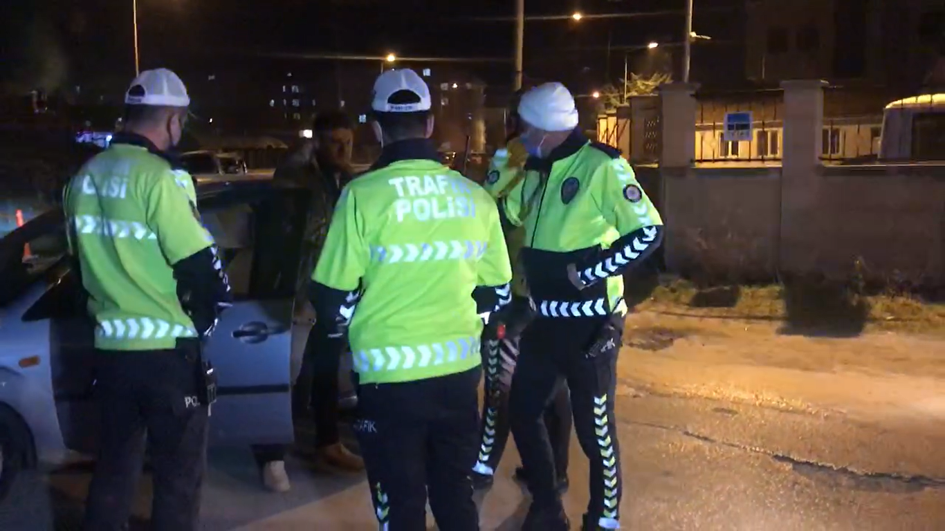 Alkol uygulamasına kendi alkolmetre aparatıyla girdi Edirne’de asayiş uygulamasında durdurulan sürücü, polisleri şaşkına çevirdi. Alkol kontrolü sırasında alkolmetre aparatını aracının torpidosundan ...