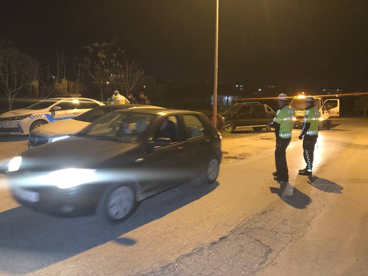 Alkol uygulamasına kendi alkolmetre aparatıyla girdi Edirne’de asayiş uygulamasında durdurulan sürücü, polisleri şaşkına çevirdi. Alkol kontrolü sırasında alkolmetre aparatını aracının torpidosundan ...