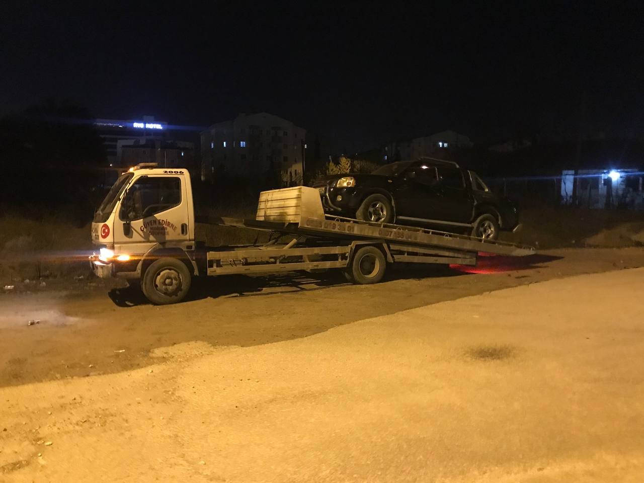 Alkol uygulamasına kendi alkolmetre aparatıyla girdi Edirne’de asayiş uygulamasında durdurulan sürücü, polisleri şaşkına çevirdi. Alkol kontrolü sırasında alkolmetre aparatını aracının torpidosundan ...