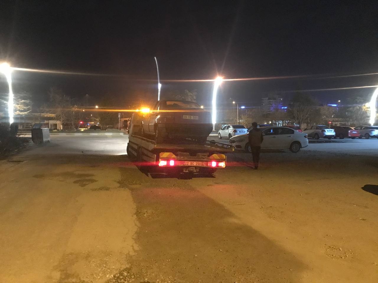 Alkol uygulamasına kendi alkolmetre aparatıyla girdi Edirne’de asayiş uygulamasında durdurulan sürücü, polisleri şaşkına çevirdi. Alkol kontrolü sırasında alkolmetre aparatını aracının torpidosundan ...