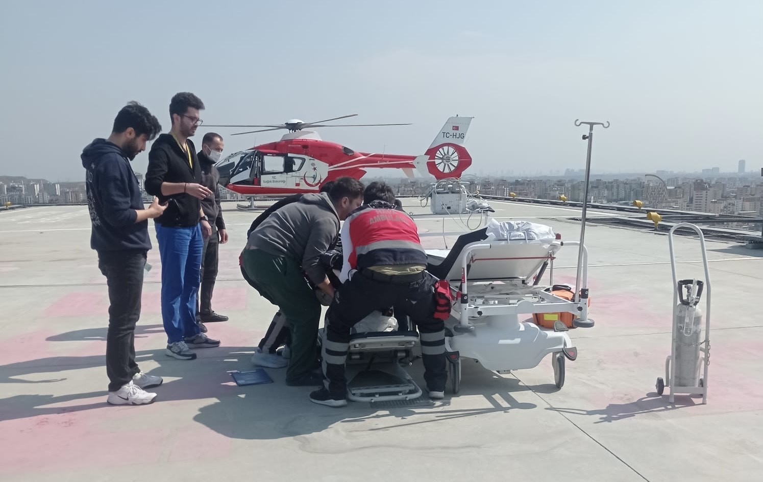 Ambulans helikopteri kalp krizi ve epilepsi nöbeti geçiren hastalar için havalandı Çatalca’da epilepsi nöbeti geçiren A. V. ile kalp krizi geçiren S. U. ilçenin köylerinden ambulans helikopteri ile alınıp Başakşehir Çam ve ...