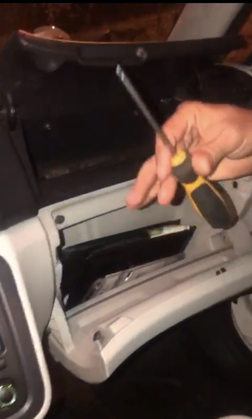 Araba değil, uyuşturucu zulası: Torpido ve çamurluktan marihuana fışkırdı İstanbul Sarıyer’de çalışır halde bekleyen araçtan şüphelenerek arama yapan polis ekipleri, aracın uyuşturucu zulası olarak kullanıldığını ortaya ...