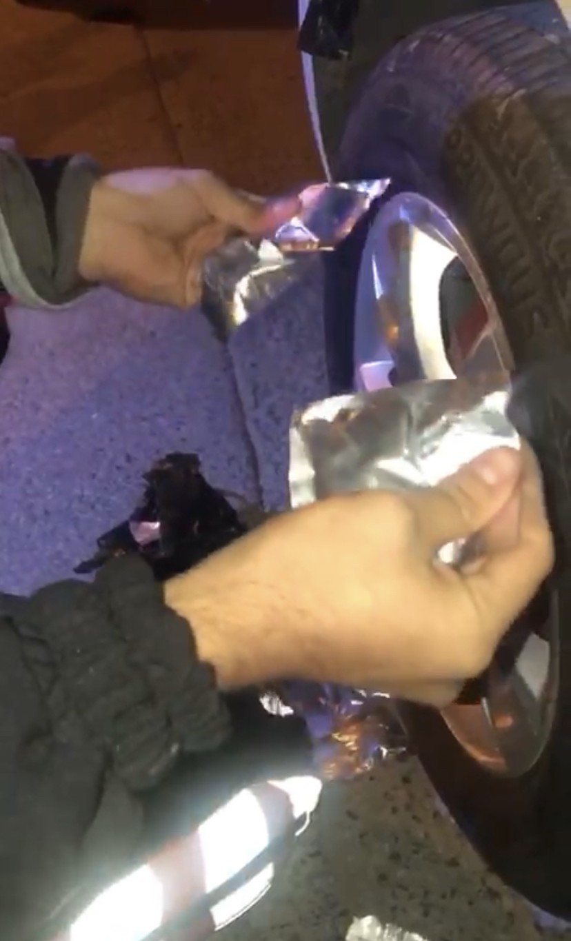 Araba değil, uyuşturucu zulası: Torpido ve çamurluktan marihuana fışkırdı İstanbul Sarıyer’de çalışır halde bekleyen araçtan şüphelenerek arama yapan polis ekipleri, aracın uyuşturucu zulası olarak kullanıldığını ortaya ...