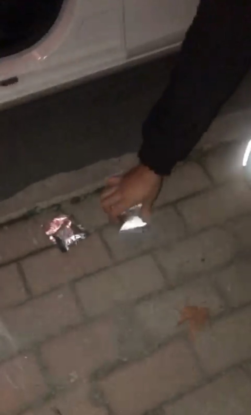 Araba değil, uyuşturucu zulası: Torpido ve çamurluktan marihuana fışkırdı İstanbul Sarıyer’de çalışır halde bekleyen araçtan şüphelenerek arama yapan polis ekipleri, aracın uyuşturucu zulası olarak kullanıldığını ortaya ...