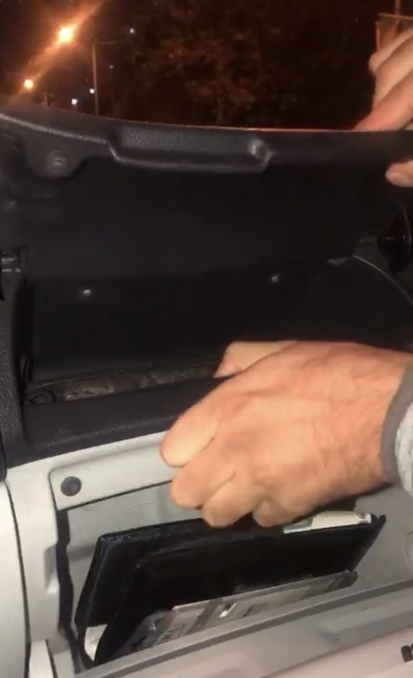 Araba değil, uyuşturucu zulası: Torpido ve çamurluktan marihuana fışkırdı İstanbul Sarıyer’de çalışır halde bekleyen araçtan şüphelenerek arama yapan polis ekipleri, aracın uyuşturucu zulası olarak kullanıldığını ortaya ...