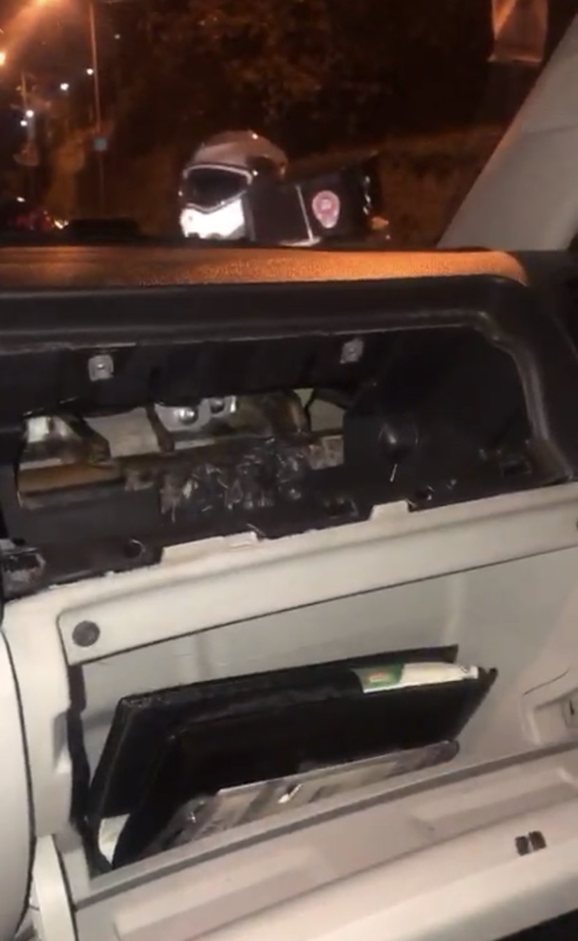 Araba değil, uyuşturucu zulası: Torpido ve çamurluktan marihuana fışkırdı İstanbul Sarıyer’de çalışır halde bekleyen araçtan şüphelenerek arama yapan polis ekipleri, aracın uyuşturucu zulası olarak kullanıldığını ortaya ...