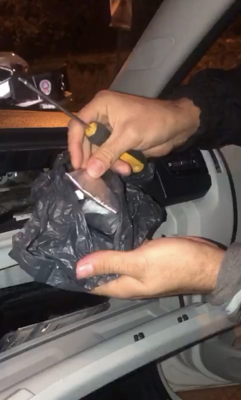 Araba değil, uyuşturucu zulası: Torpido ve çamurluktan marihuana fışkırdı İstanbul Sarıyer’de çalışır halde bekleyen araçtan şüphelenerek arama yapan polis ekipleri, aracın uyuşturucu zulası olarak kullanıldığını ortaya ...