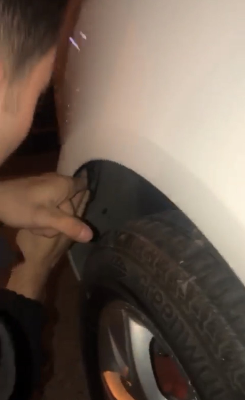 Araba değil, uyuşturucu zulası: Torpido ve çamurluktan marihuana fışkırdı İstanbul Sarıyer’de çalışır halde bekleyen araçtan şüphelenerek arama yapan polis ekipleri, aracın uyuşturucu zulası olarak kullanıldığını ortaya ...