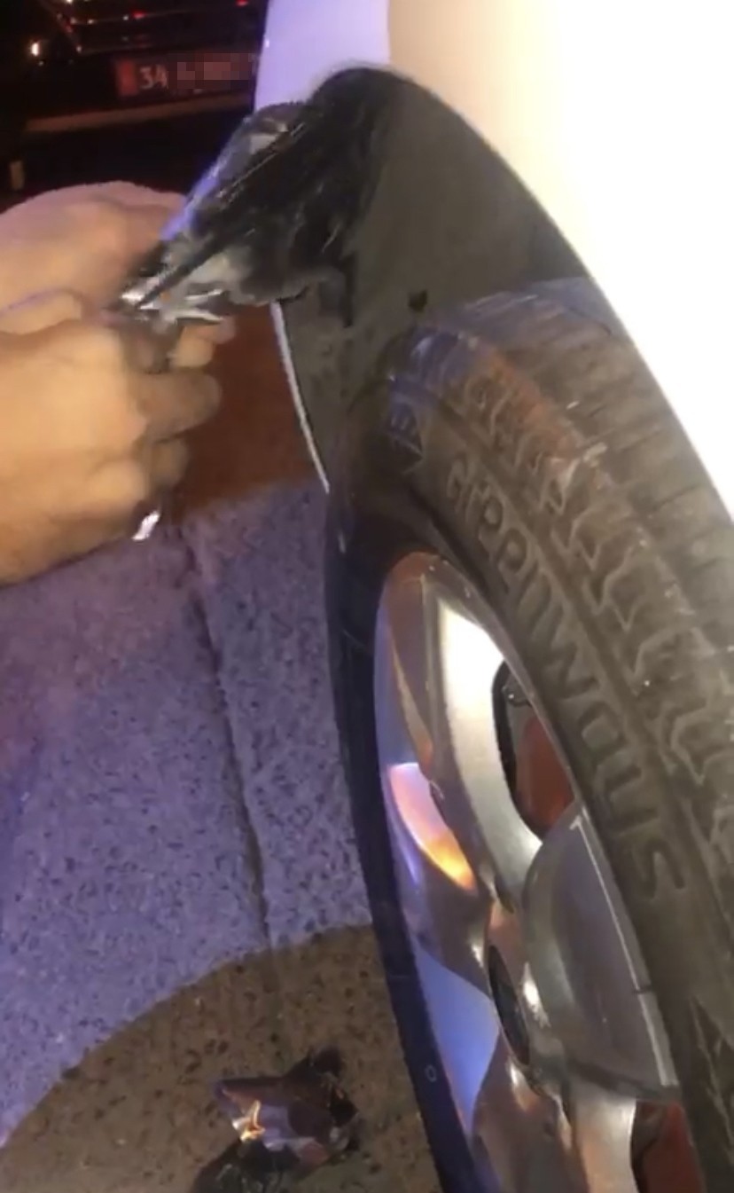 Araba değil, uyuşturucu zulası: Torpido ve çamurluktan marihuana fışkırdı İstanbul Sarıyer’de çalışır halde bekleyen araçtan şüphelenerek arama yapan polis ekipleri, aracın uyuşturucu zulası olarak kullanıldığını ortaya ...