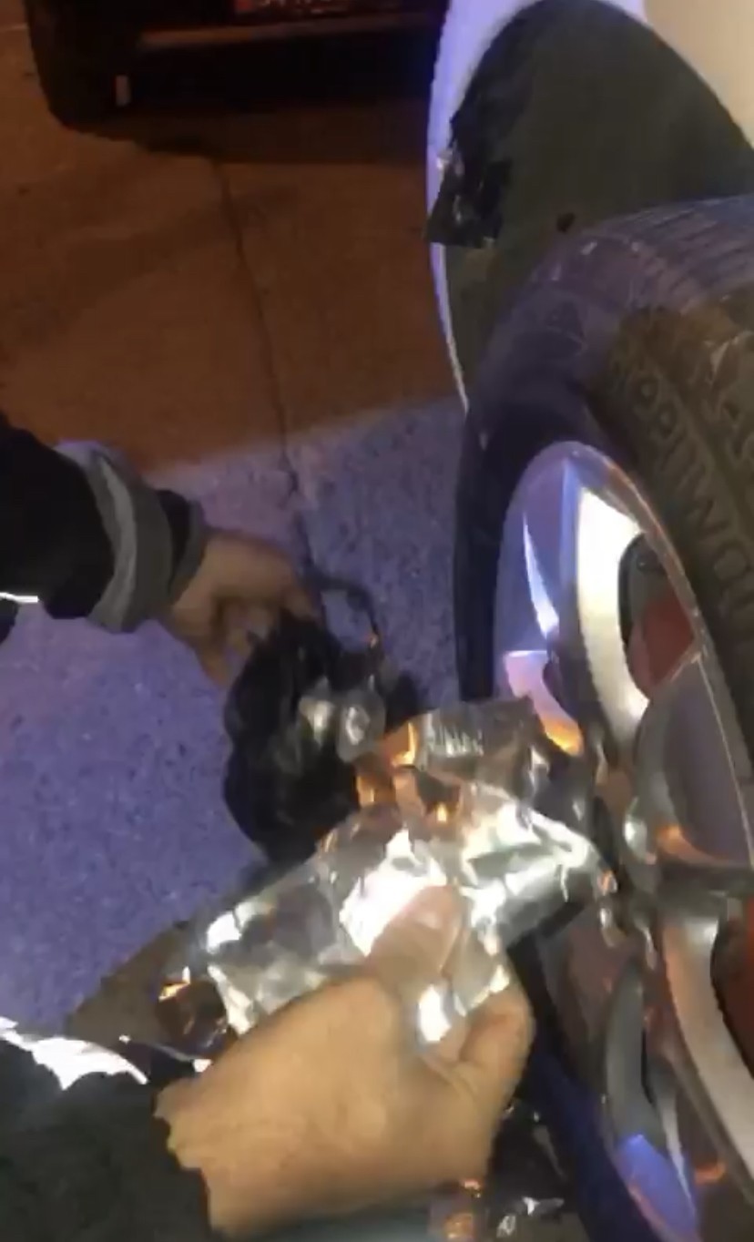 Araba değil, uyuşturucu zulası: Torpido ve çamurluktan marihuana fışkırdı İstanbul Sarıyer’de çalışır halde bekleyen araçtan şüphelenerek arama yapan polis ekipleri, aracın uyuşturucu zulası olarak kullanıldığını ortaya ...