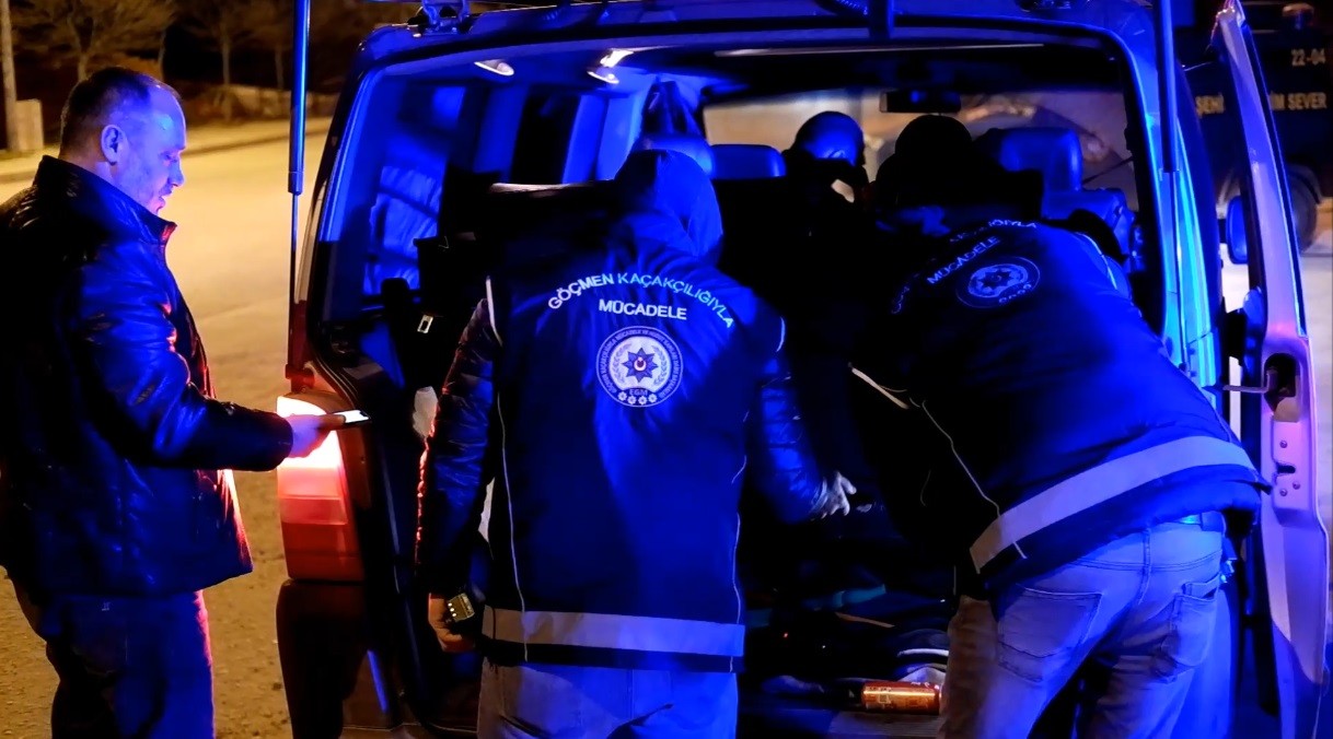 Araçlar arandı, cam filmleri teker teker söktürüldü Edirne’de polis ekiplerince gerçekleştirilen asayiş ve trafik denetiminde araçlar didik didik arandı, araçlarda bulunan cam filmleri tek tek ...