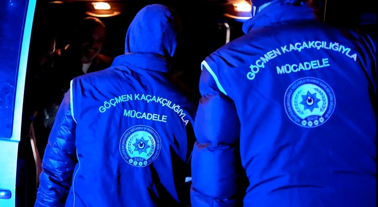 Araçlar arandı, cam filmleri teker teker söktürüldü Edirne’de polis ekiplerince gerçekleştirilen asayiş ve trafik denetiminde araçlar didik didik arandı, araçlarda bulunan cam filmleri tek tek ...