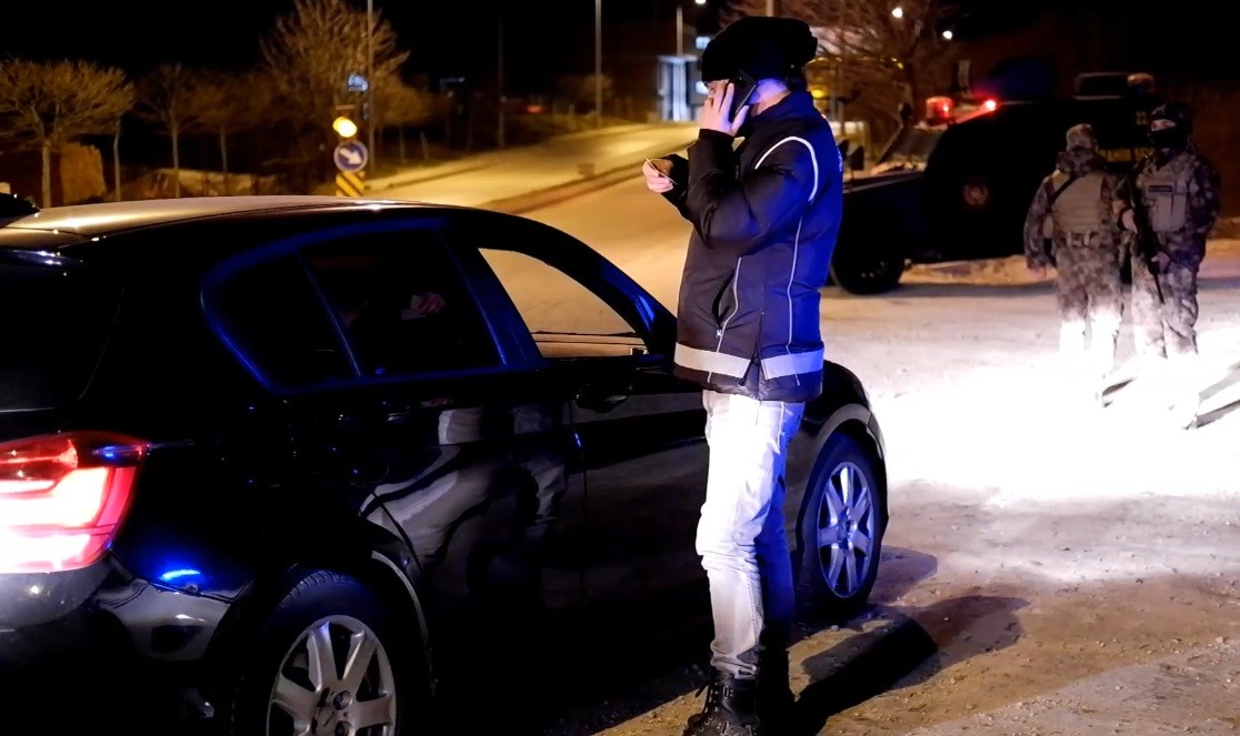 Araçlar arandı, cam filmleri teker teker söktürüldü Edirne’de polis ekiplerince gerçekleştirilen asayiş ve trafik denetiminde araçlar didik didik arandı, araçlarda bulunan cam filmleri tek tek ...