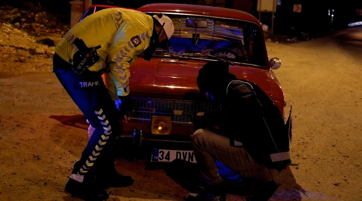 Araçlar arandı, cam filmleri teker teker söktürüldü Edirne’de polis ekiplerince gerçekleştirilen asayiş ve trafik denetiminde araçlar didik didik arandı, araçlarda bulunan cam filmleri tek tek ...