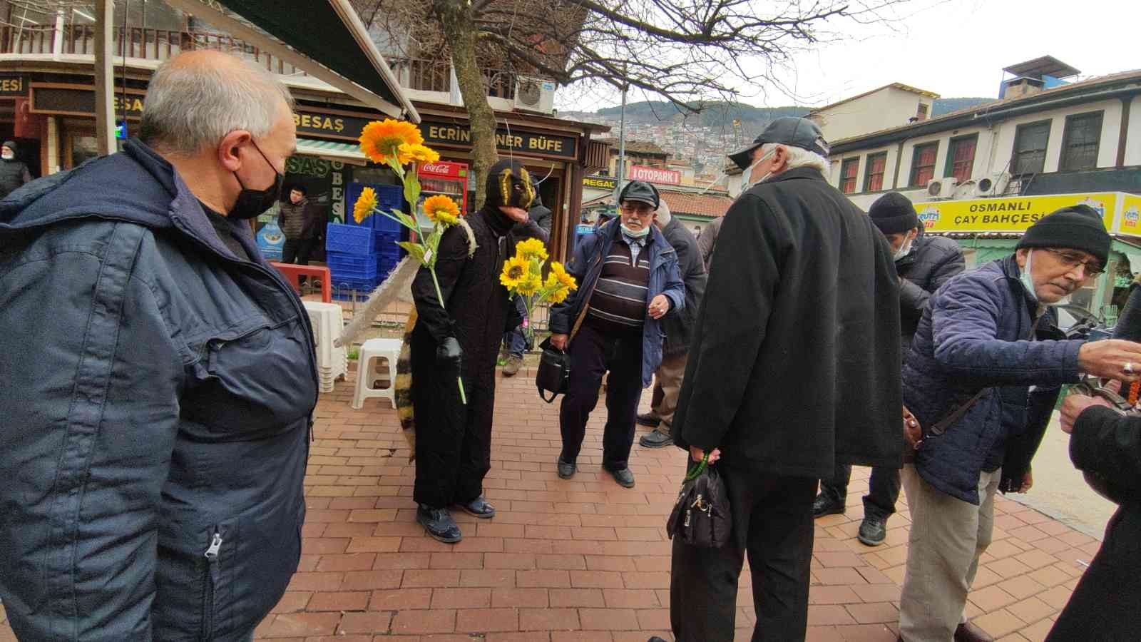 Arı adam oldu; sokak sokak ısırmak için stokçu aradı Ülke gündemine ilişkin konularda yaptığı tiyatral sokak gösterileriyle dikkat çeken Bursalı tiyatrocu Bahtiyar Keskin ; son dönemde ortaya çıkan ...
