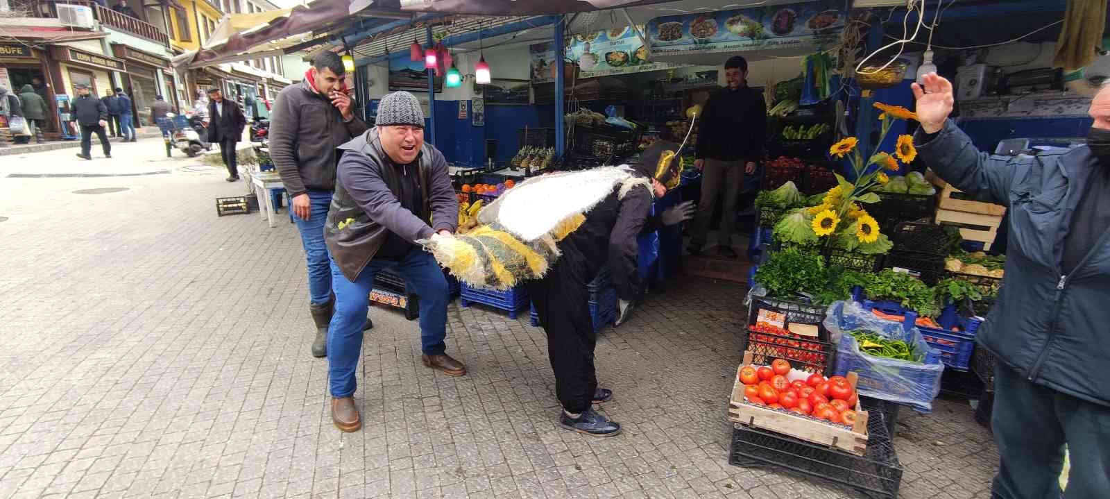 Arı adam oldu; sokak sokak ısırmak için stokçu aradı Ülke gündemine ilişkin konularda yaptığı tiyatral sokak gösterileriyle dikkat çeken Bursalı tiyatrocu Bahtiyar Keskin ; son dönemde ortaya çıkan ...