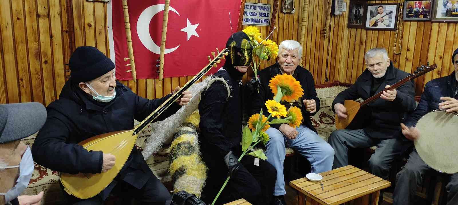 Arı adam oldu; sokak sokak ısırmak için stokçu aradı Ülke gündemine ilişkin konularda yaptığı tiyatral sokak gösterileriyle dikkat çeken Bursalı tiyatrocu Bahtiyar Keskin ; son dönemde ortaya çıkan ...