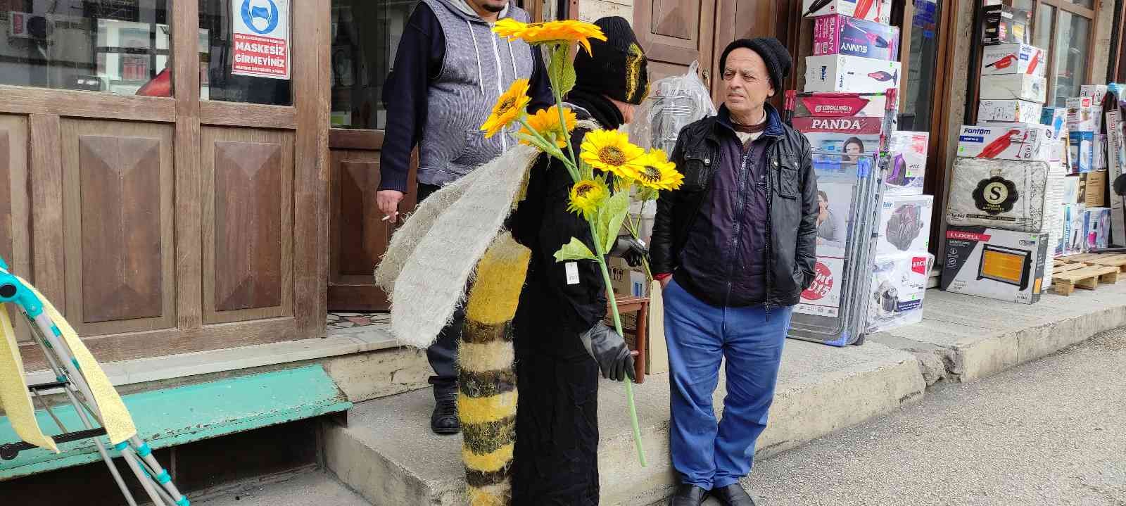 Arı adam oldu; sokak sokak ısırmak için stokçu aradı Ülke gündemine ilişkin konularda yaptığı tiyatral sokak gösterileriyle dikkat çeken Bursalı tiyatrocu Bahtiyar Keskin ; son dönemde ortaya çıkan ...