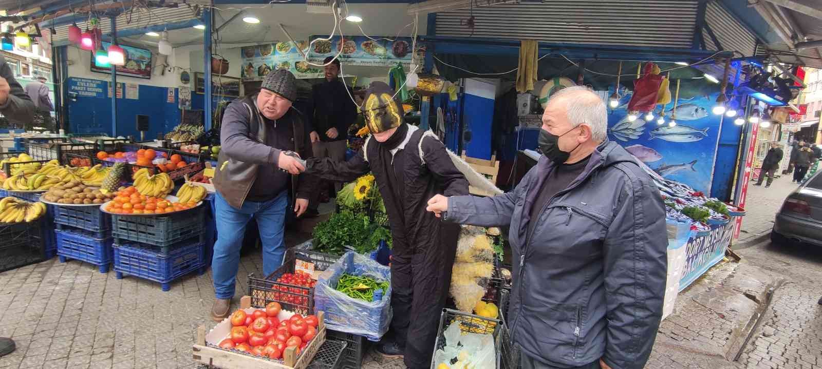Arı adam oldu; sokak sokak ısırmak için stokçu aradı Ülke gündemine ilişkin konularda yaptığı tiyatral sokak gösterileriyle dikkat çeken Bursalı tiyatrocu Bahtiyar Keskin ; son dönemde ortaya çıkan ...
