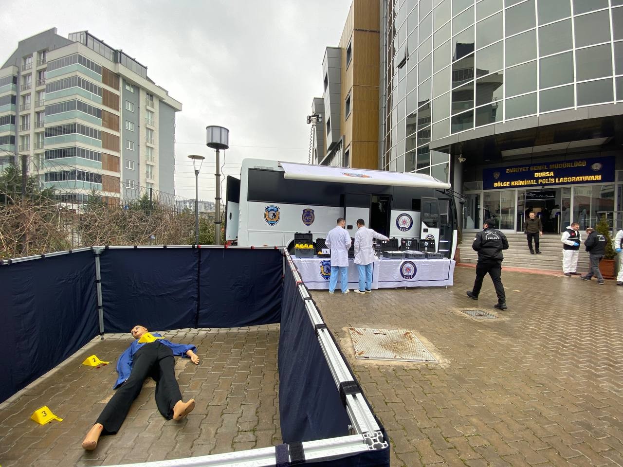 Artık olaylar ’KIRAÇ’ sayesinde daha hızlı çözülecek Bursa Emniyet Müdürlüğü Olay Yeri İnceleme Şube Müdürlüğü, keşifleri yerinde delile dönüştüren Kriminal İnceleme Aracı (KIRAÇ) ile artık olayları ...