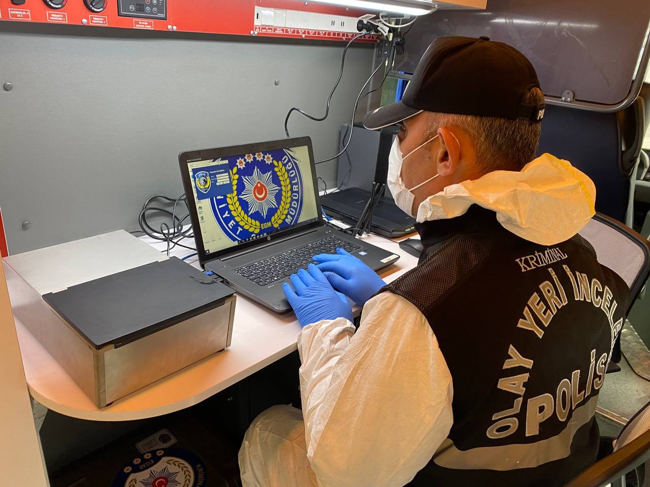 Artık olaylar ’KIRAÇ’ sayesinde daha hızlı çözülecek Bursa Emniyet Müdürlüğü Olay Yeri İnceleme Şube Müdürlüğü, keşifleri yerinde delile dönüştüren Kriminal İnceleme Aracı (KIRAÇ) ile artık olayları ...