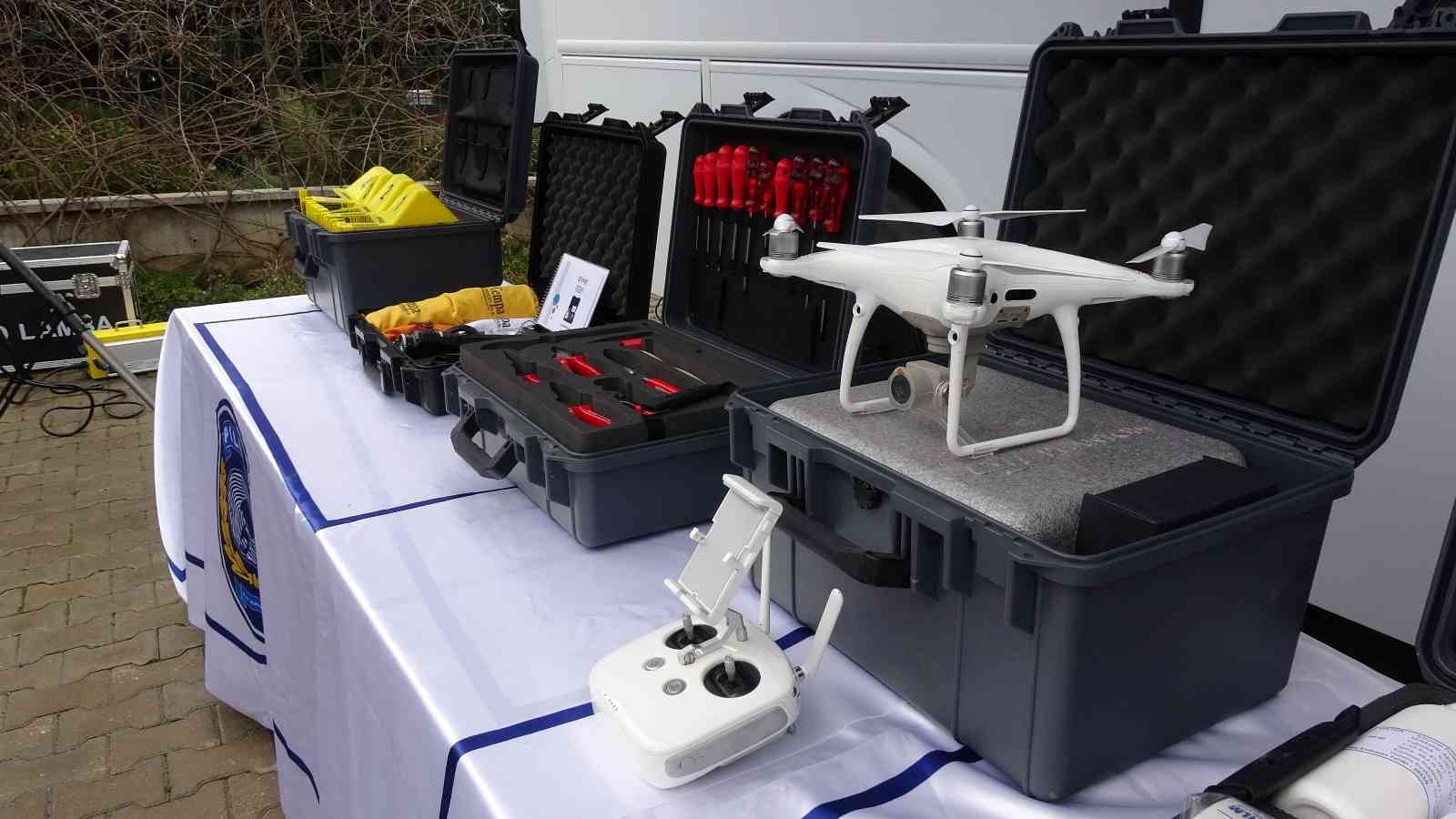 Artık olaylar ’KIRAÇ’ sayesinde daha hızlı çözülecek Bursa Emniyet Müdürlüğü Olay Yeri İnceleme Şube Müdürlüğü, keşifleri yerinde delile dönüştüren Kriminal İnceleme Aracı (KIRAÇ) ile artık olayları ...