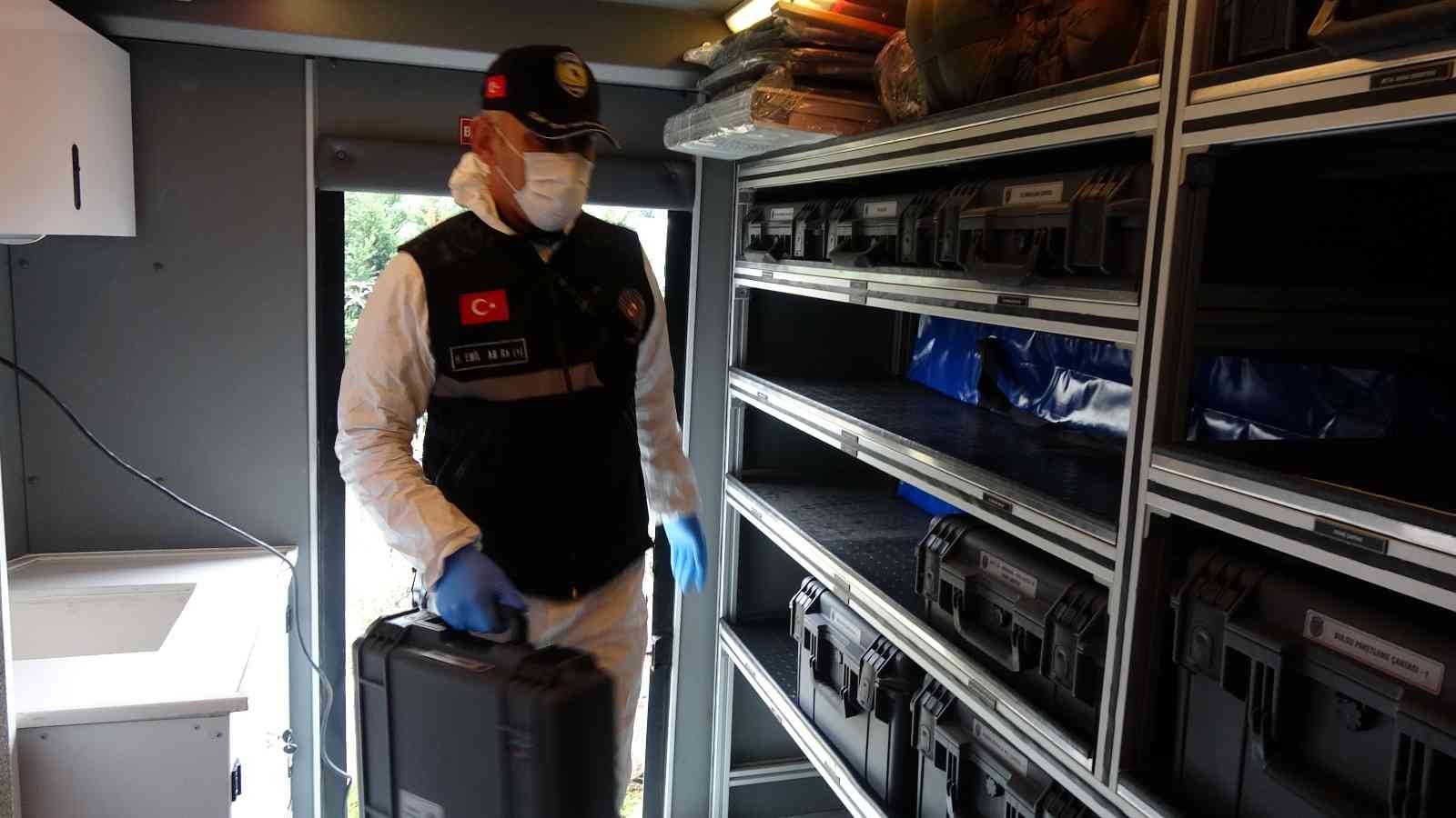 Artık olaylar ’KIRAÇ’ sayesinde daha hızlı çözülecek Bursa Emniyet Müdürlüğü Olay Yeri İnceleme Şube Müdürlüğü, keşifleri yerinde delile dönüştüren Kriminal İnceleme Aracı (KIRAÇ) ile artık olayları ...