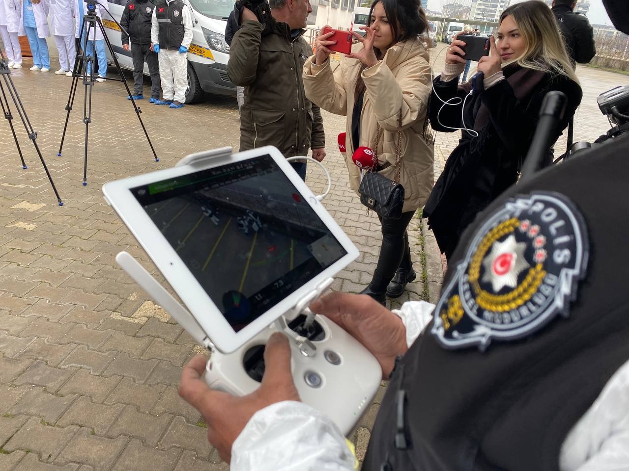 Artık olaylar ’KIRAÇ’ sayesinde daha hızlı çözülecek Bursa Emniyet Müdürlüğü Olay Yeri İnceleme Şube Müdürlüğü, keşifleri yerinde delile dönüştüren Kriminal İnceleme Aracı (KIRAÇ) ile artık olayları ...