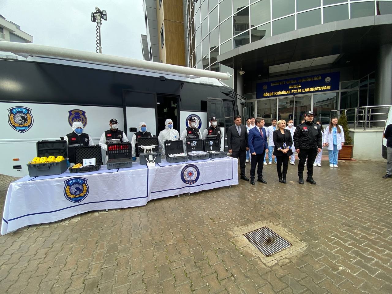 Artık olaylar ’KIRAÇ’ sayesinde daha hızlı çözülecek Bursa Emniyet Müdürlüğü Olay Yeri İnceleme Şube Müdürlüğü, keşifleri yerinde delile dönüştüren Kriminal İnceleme Aracı (KIRAÇ) ile artık olayları ...