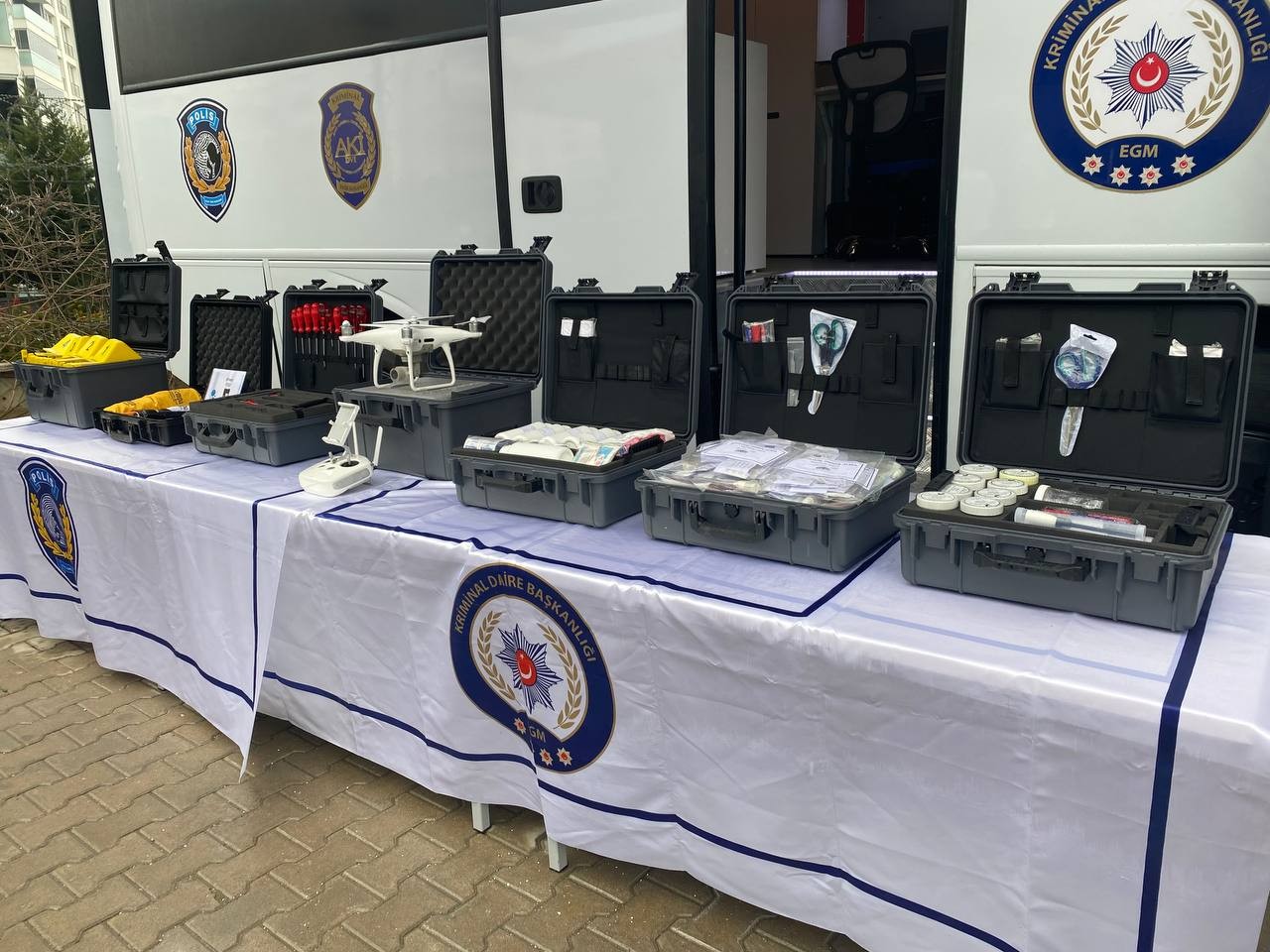 Artık olaylar ’KIRAÇ’ sayesinde daha hızlı çözülecek Bursa Emniyet Müdürlüğü Olay Yeri İnceleme Şube Müdürlüğü, keşifleri yerinde delile dönüştüren Kriminal İnceleme Aracı (KIRAÇ) ile artık olayları ...