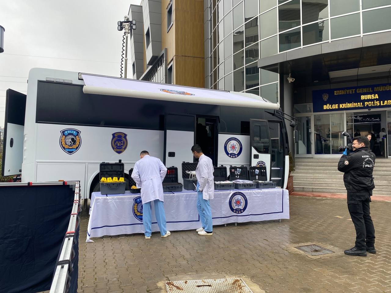 Artık olaylar ’KIRAÇ’ sayesinde daha hızlı çözülecek Bursa Emniyet Müdürlüğü Olay Yeri İnceleme Şube Müdürlüğü, keşifleri yerinde delile dönüştüren Kriminal İnceleme Aracı (KIRAÇ) ile artık olayları ...