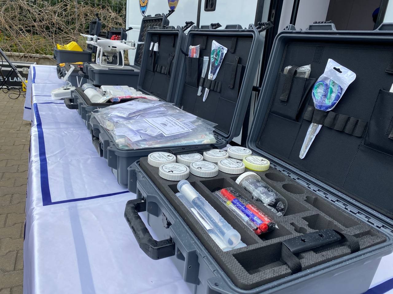 Artık olaylar ’KIRAÇ’ sayesinde daha hızlı çözülecek Bursa Emniyet Müdürlüğü Olay Yeri İnceleme Şube Müdürlüğü, keşifleri yerinde delile dönüştüren Kriminal İnceleme Aracı (KIRAÇ) ile artık olayları ...