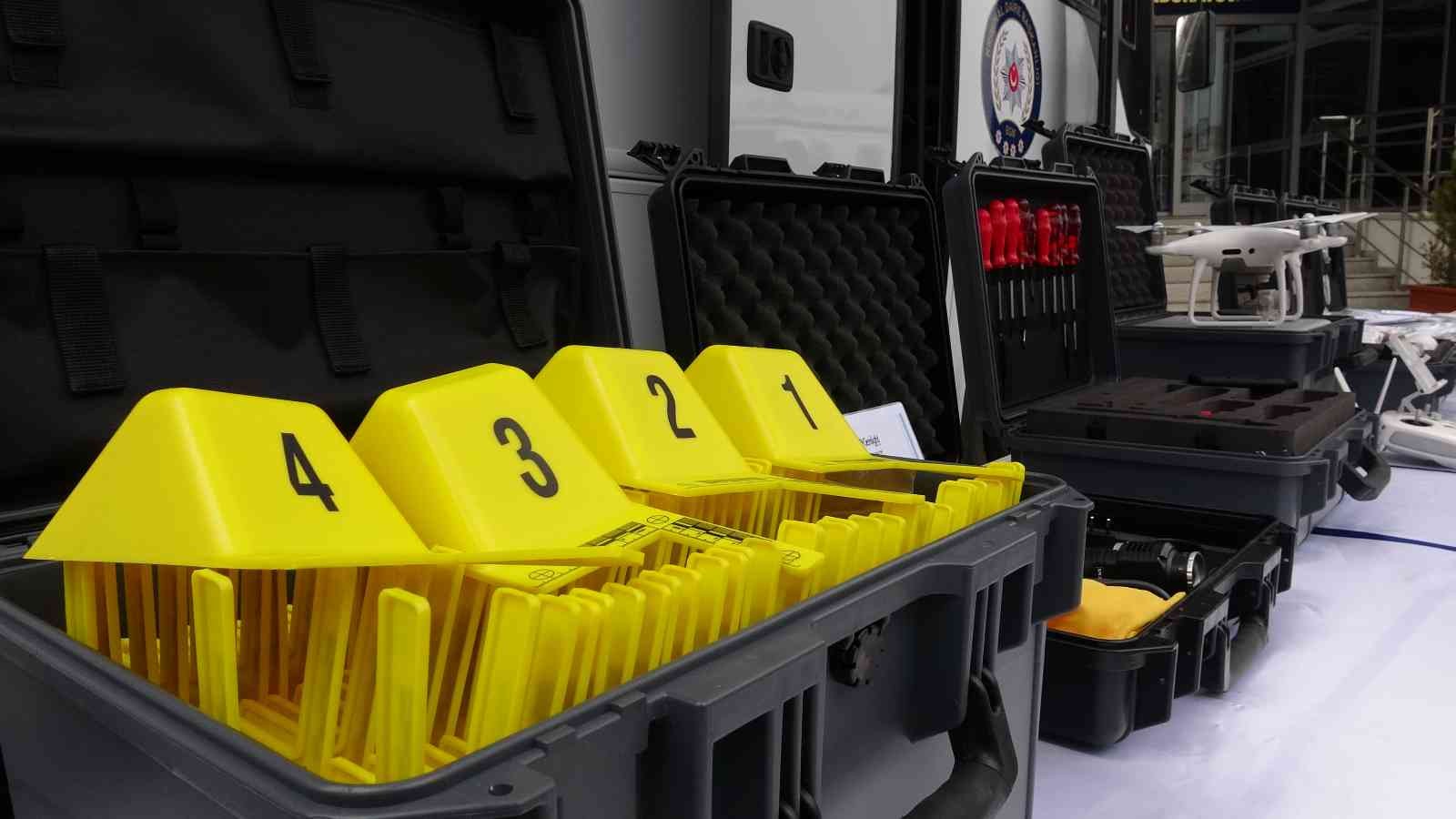 Artık olaylar ’KIRAÇ’ sayesinde daha hızlı çözülecek Bursa Emniyet Müdürlüğü Olay Yeri İnceleme Şube Müdürlüğü, keşifleri yerinde delile dönüştüren Kriminal İnceleme Aracı (KIRAÇ) ile artık olayları ...