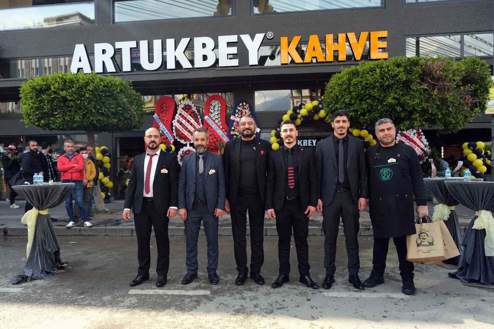 Artukbey Kahve yurt içindeki 75. şubesini İskenderun’da açtı Yurt içinde ve yurt dışında yaptığı yatırımlarla güçlü bir marka haline gelen Artukbey Kahve, 75. şubesini İskenderun’da düzenlenen geniş ...