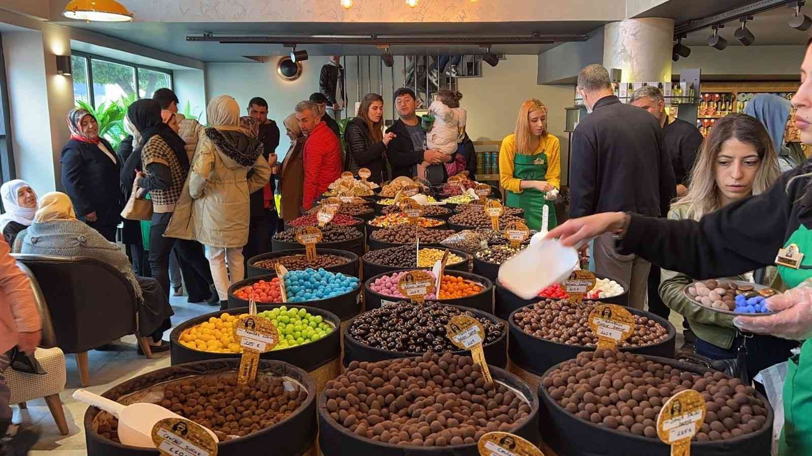 Artukbey Kahve yurt içindeki 75. şubesini İskenderun’da açtı Yurt içinde ve yurt dışında yaptığı yatırımlarla güçlü bir marka haline gelen Artukbey Kahve, 75. şubesini İskenderun’da düzenlenen geniş ...