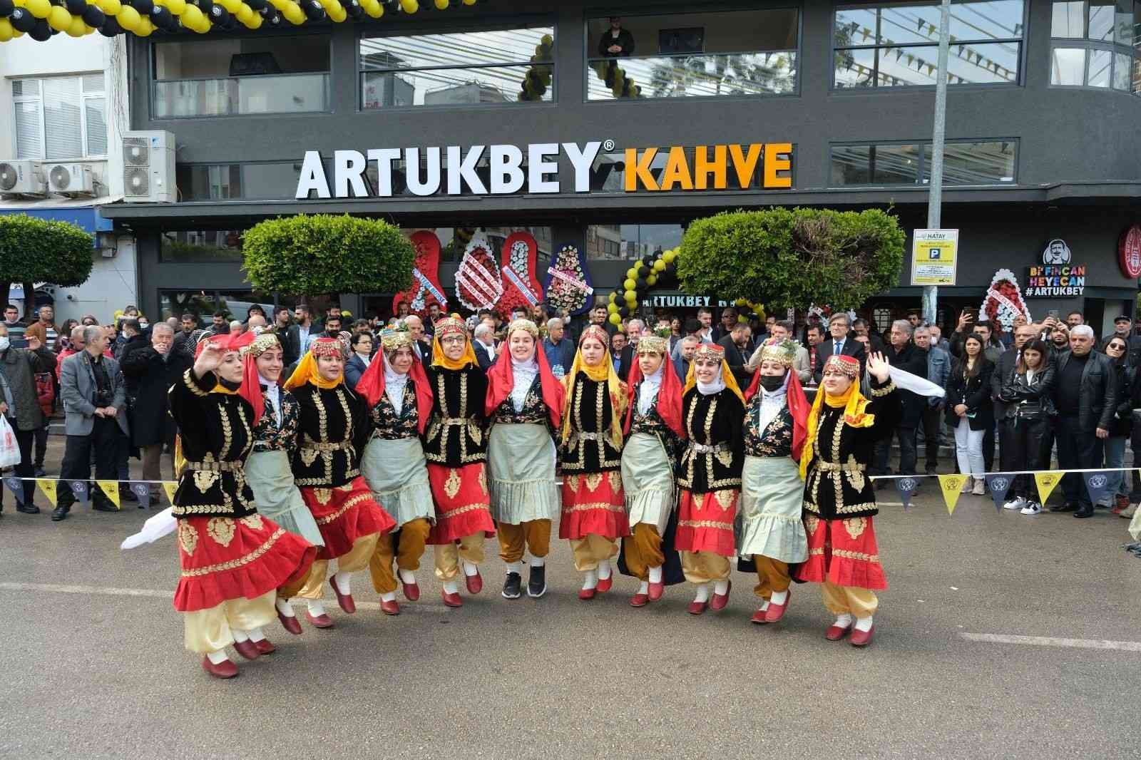 Artukbey Kahve yurt içindeki 75. şubesini İskenderun’da açtı Yurt içinde ve yurt dışında yaptığı yatırımlarla güçlü bir marka haline gelen Artukbey Kahve, 75. şubesini İskenderun’da düzenlenen geniş ...