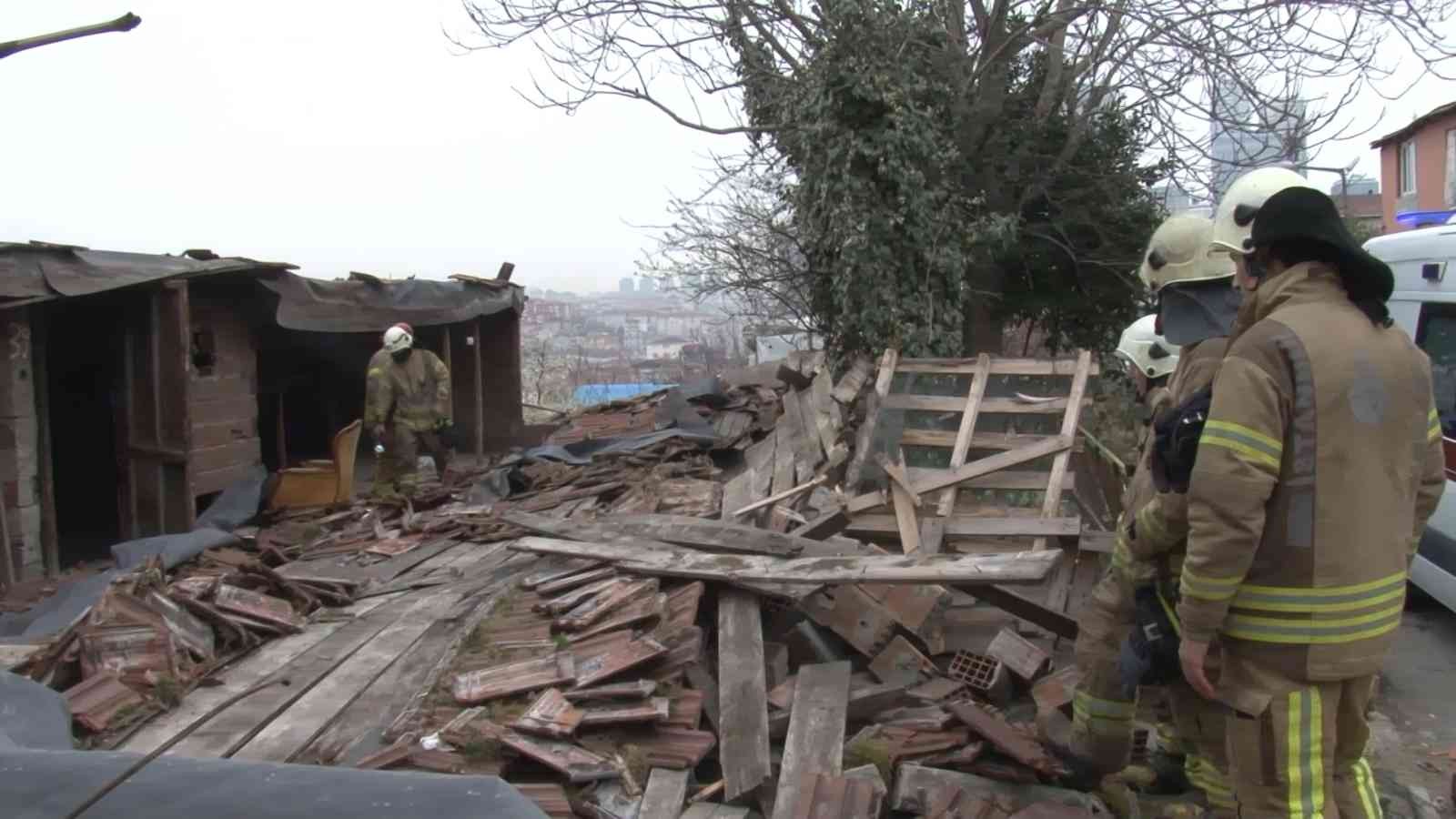 Ataşehir’de 2 katlı evin çatısı çöktü Ataşehir’de 2 katlı metruk binanın çatısında çökme meydana geldi. İçeride kimsenin bulunmaması muhtemel bir faciayı önlerken çökme yaşanan ev ...