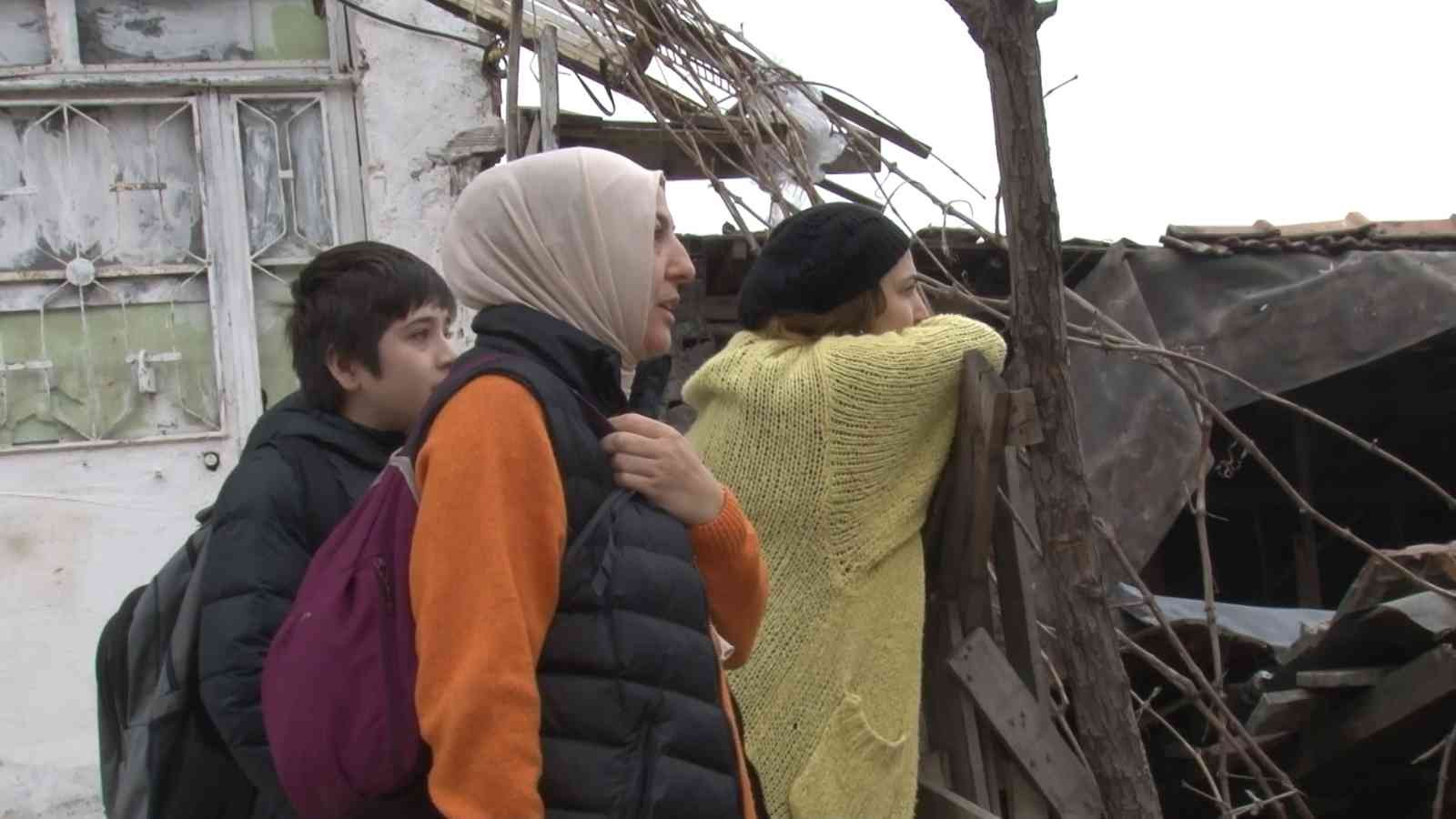 Ataşehir’de 2 katlı evin çatısı çöktü Ataşehir’de 2 katlı metruk binanın çatısında çökme meydana geldi. İçeride kimsenin bulunmaması muhtemel bir faciayı önlerken çökme yaşanan ev ...