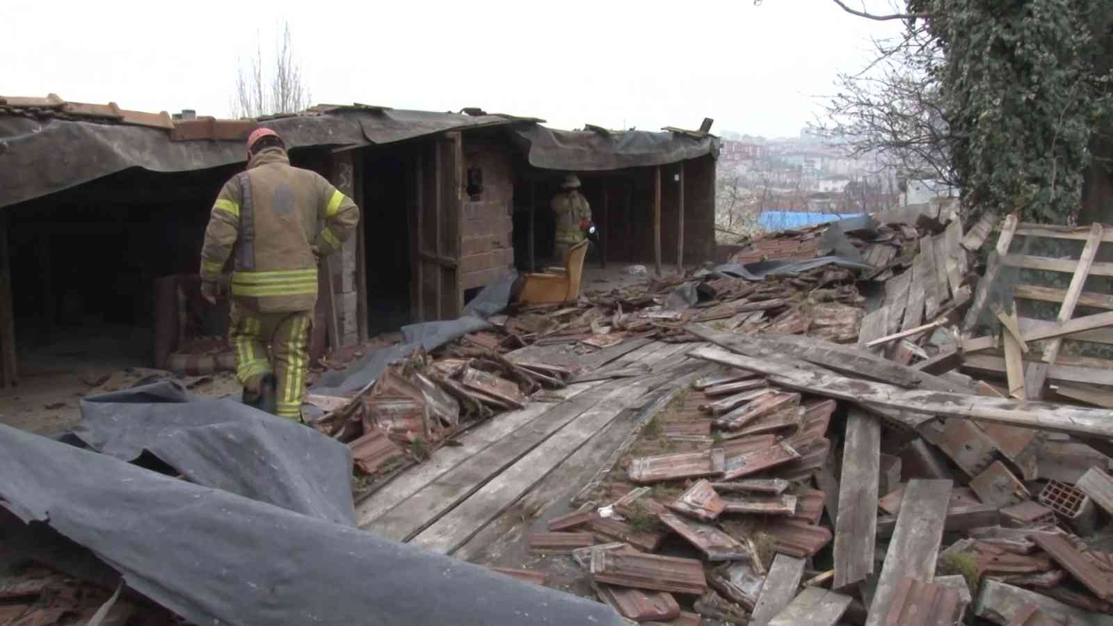 Ataşehir’de 2 katlı evin çatısı çöktü Ataşehir’de 2 katlı metruk binanın çatısında çökme meydana geldi. İçeride kimsenin bulunmaması muhtemel bir faciayı önlerken çökme yaşanan ev ...