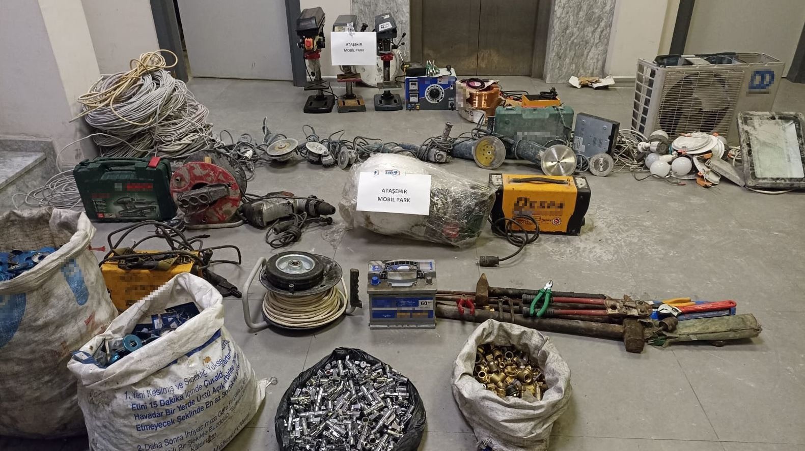 Ataşehir’de 740 bin TL değerinde hırdavat ve iş makinesi malzemeleri çalan hırsızlar yakalandı Ataşehir’de 6 farklı iş yerinden 740 bin TL değerinde hırdavat ve iş makinesi malzemesi çalan 5 şüpheli emniyet ekiplerince yakalandı. Yapılan ...