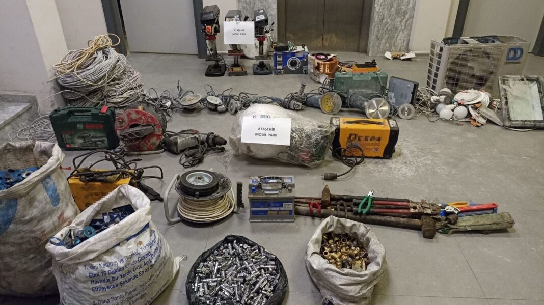 atasehirde-740-bin-tl-degerinde-hirdavat-ve-is-makinesi-malzemeleri-calan-hirsizlar-yakalandi-NPHn66HV.jpg