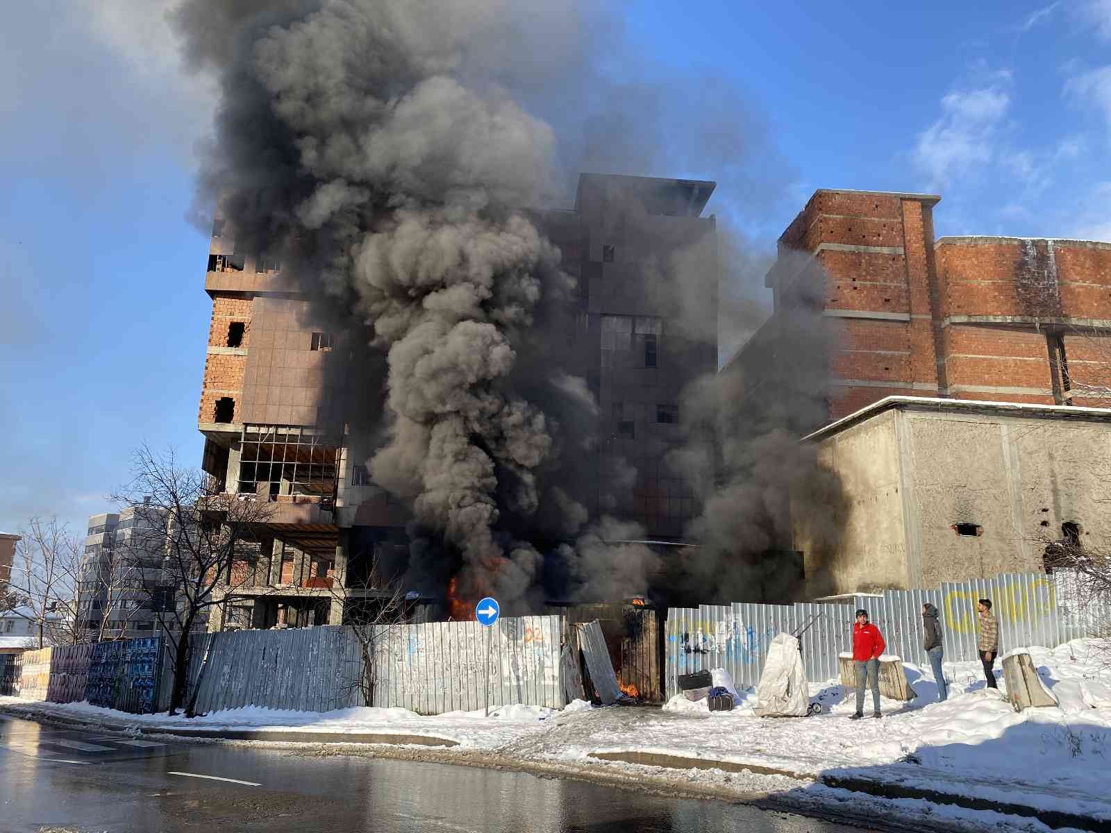 Ataşehir’de işçilerin kaldığı konteyner baraka alev alev yandı Ataşehir’de kağıt toplayıcılarının kaldığı konteyner barakada henüz bilinmeyen bir nedenle yangın çıktı. Çıkan yangın sonrası konteyner baraka ...