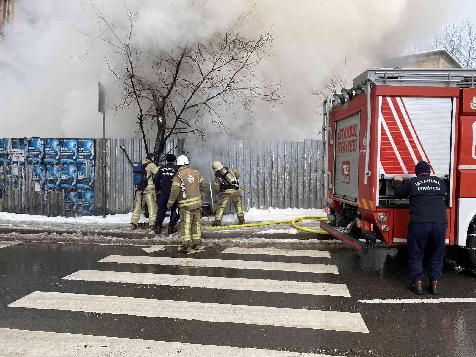 Ataşehir’de işçilerin kaldığı konteyner baraka alev alev yandı Ataşehir’de kağıt toplayıcılarının kaldığı konteyner barakada henüz bilinmeyen bir nedenle yangın çıktı. Çıkan yangın sonrası konteyner baraka ...