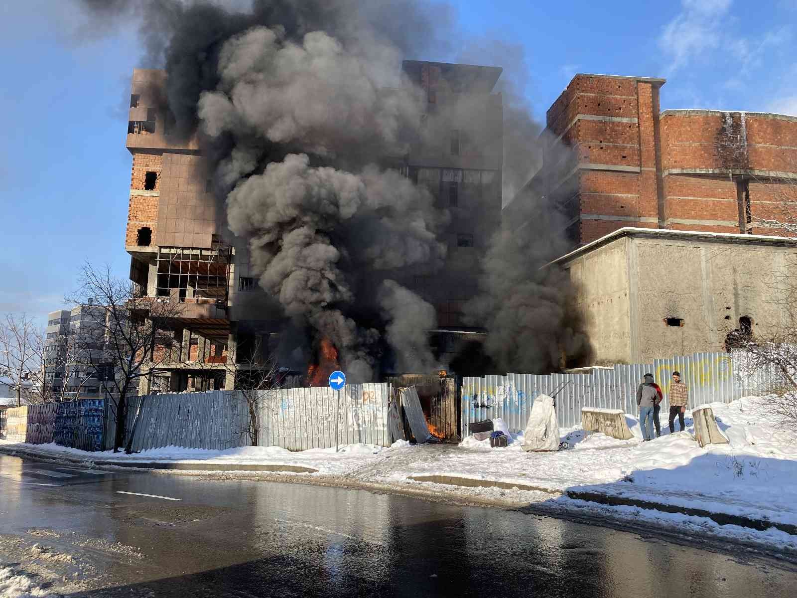 Ataşehir’de işçilerin kaldığı konteyner baraka alev alev yandı Ataşehir’de kağıt toplayıcılarının kaldığı konteyner barakada henüz bilinmeyen bir nedenle yangın çıktı. Çıkan yangın sonrası konteyner baraka ...