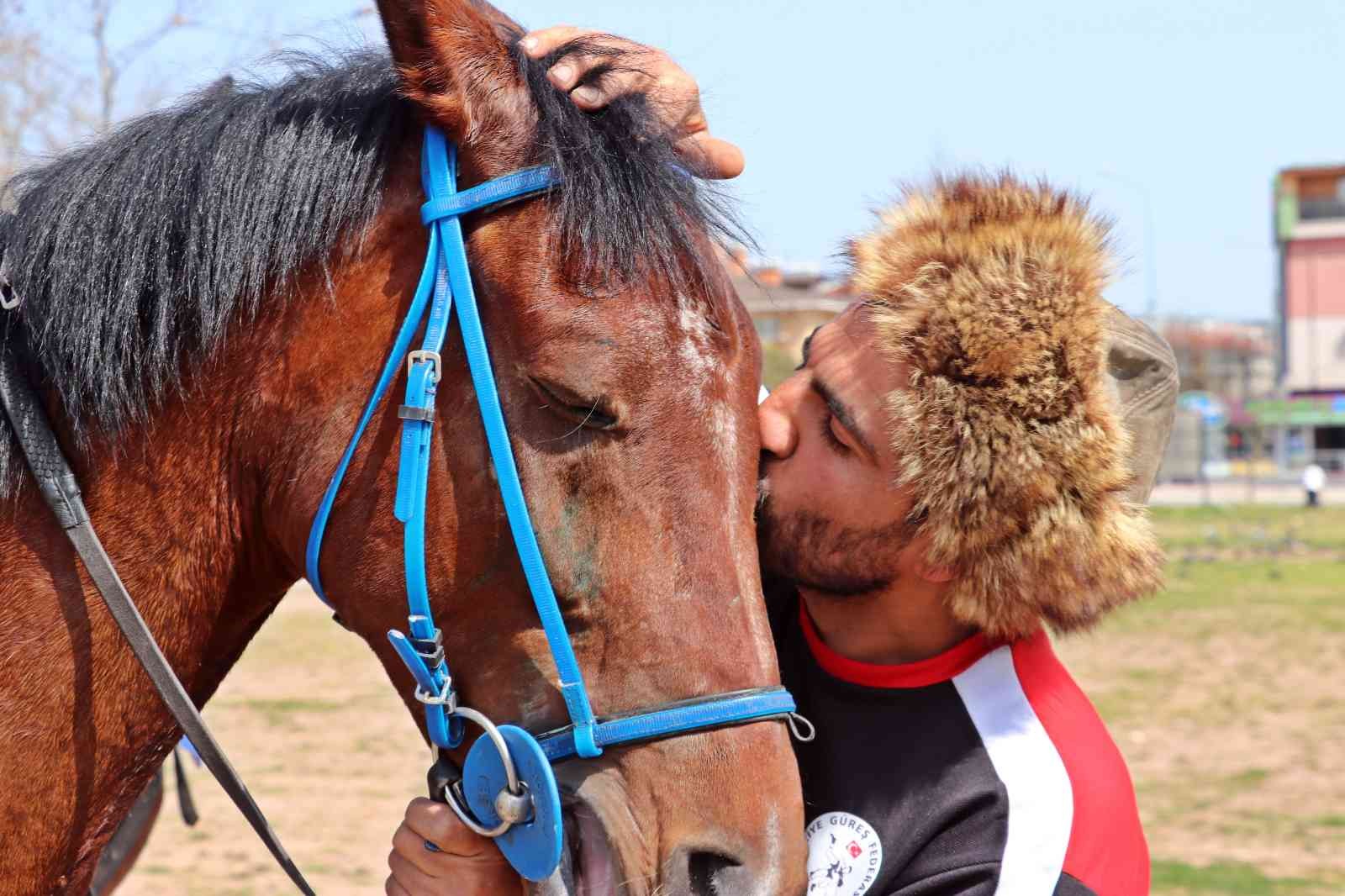 Kocaeli’de boş zamanlarını ’Rüzgar’ ismini verdiği atına binerek geçiren Summani Yılmaz, yeğeniyle ata binerken düştü. Vatandaşların ilgi odağı ...