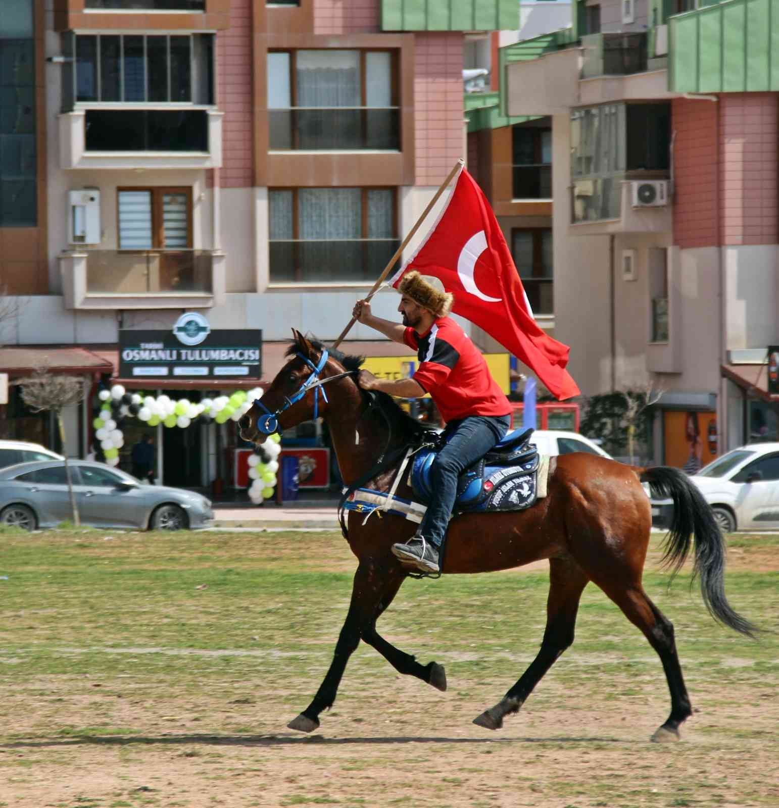 Kocaeli’de boş zamanlarını ’Rüzgar’ ismini verdiği atına binerek geçiren Summani Yılmaz, yeğeniyle ata binerken düştü. Vatandaşların ilgi odağı ...